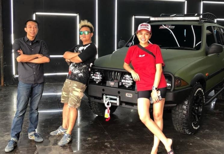 Nikita Mirzani dan kakal lelakinya pose di depan mobil alm. ayahnya usai dimodifikasi. [Instagram]