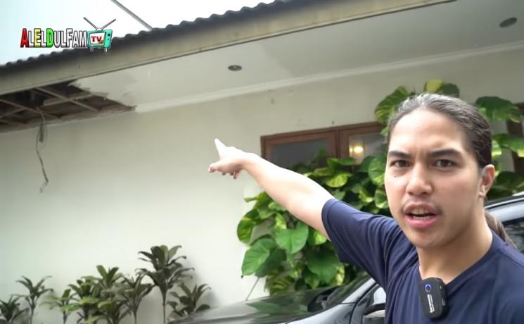  El Rumi tunjukkan rumahnya di Pejaten yang sedang direnovasi. [capture YouTube]