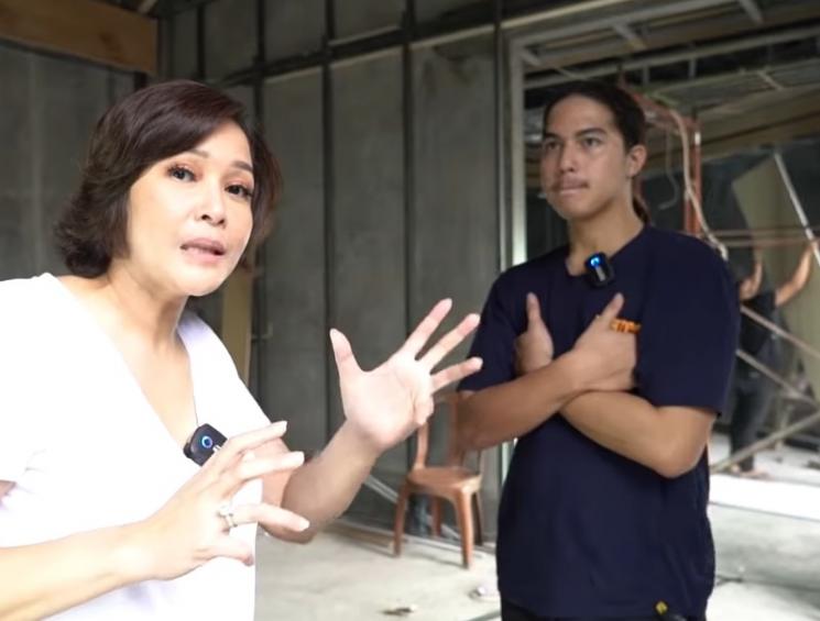  El Rumi tunjukkan rumahnya di Pejaten yang sedang direnovasi. [capture YouTube]
