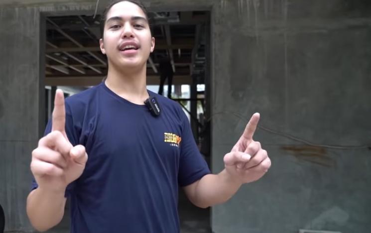  El Rumi tunjukkan rumahnya di Pejaten yang sedang direnovasi. [capture YouTube]