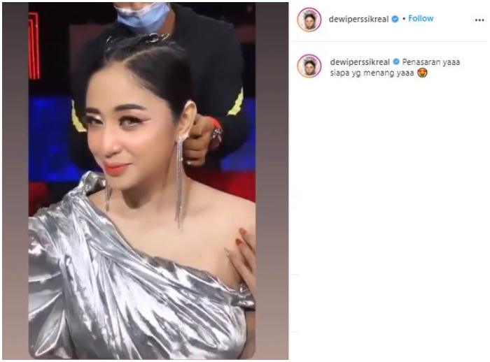Dewi Perssik pamer pundak seksi. (Instagram/@dewiperssikreal)