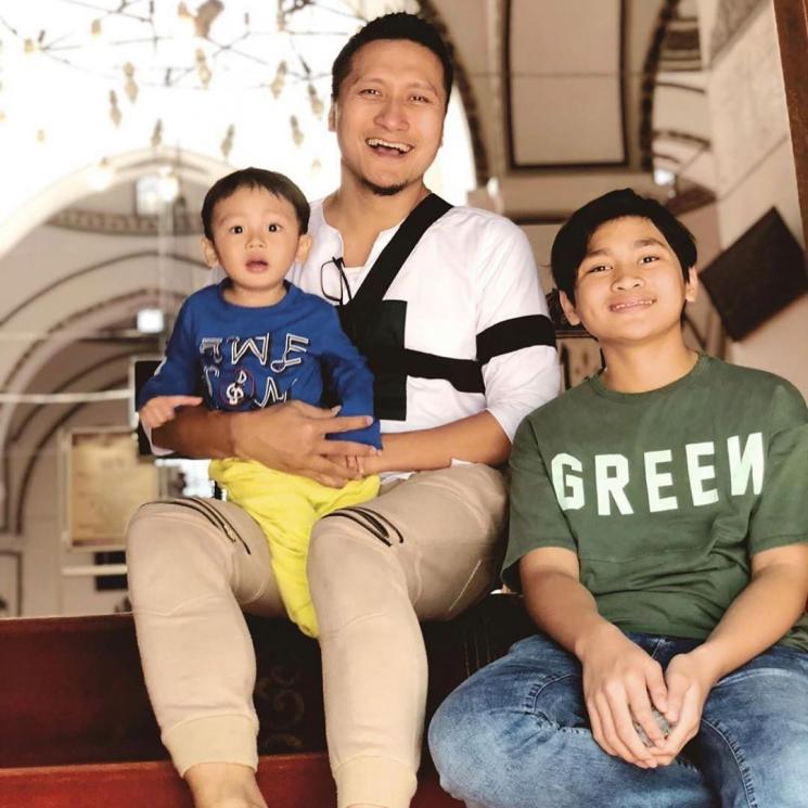 Arie Untung dan dua putranya. (Instagram/@ariekuntung)