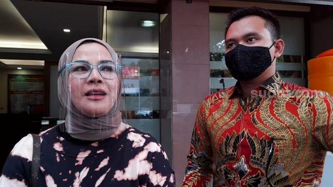 Ibunda Rachel Vennya, Vien Tasman didampingi pengacaranya [MataMata.com/Yuliani].