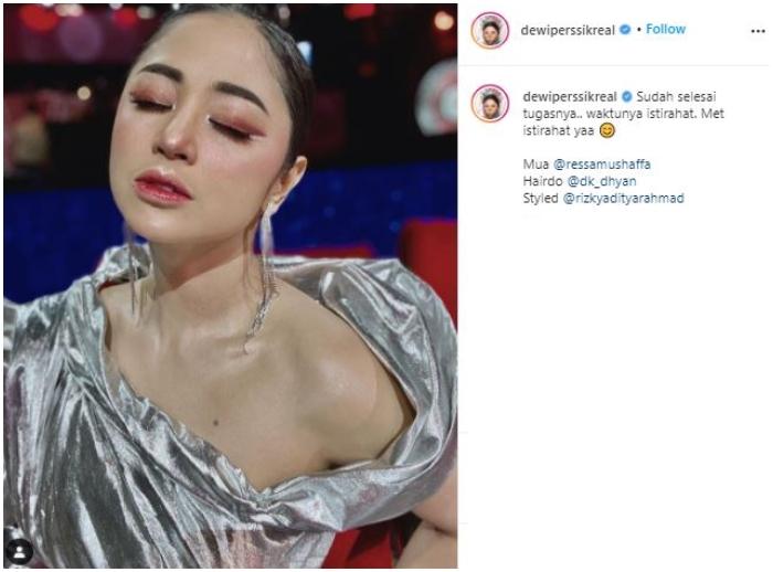 Dewi Perssik pamer pundak seksi. (Instagram/@dewiperssikreal)