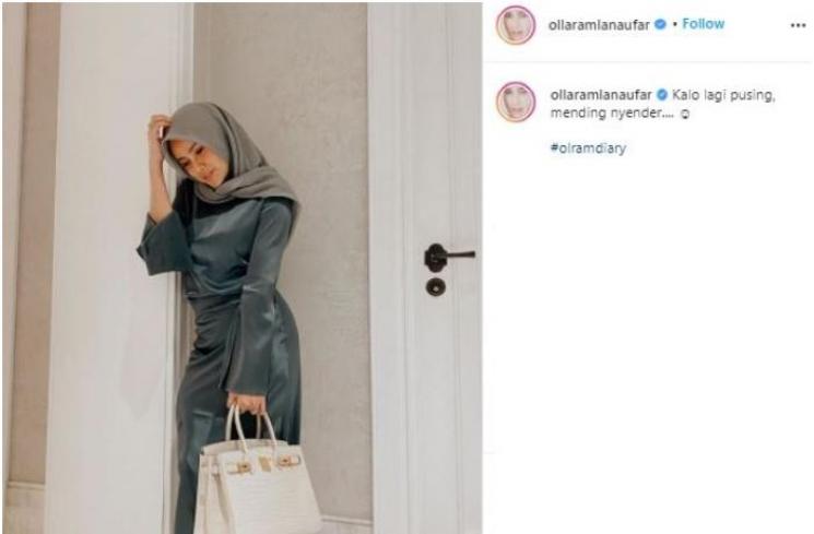 Olla Ramlan pakai tas Hermes. (Instagram/@ollaramlanaufar)
