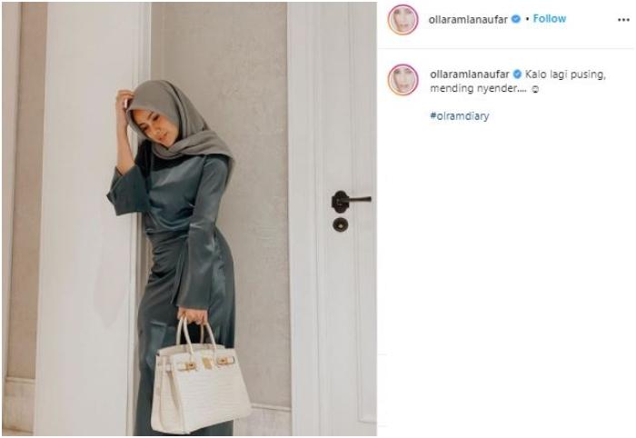 Olla Ramlan pakai tas Hermes. (Instagram/@ollaramlanaufar)