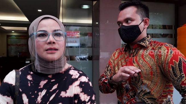 Ibunda Rachel Vennya, Vien Tasman didampingi pengacaranya [MataMata.com/Yuliani].