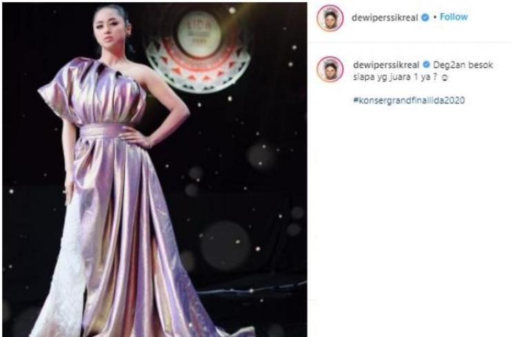 Dewi Perssik pamer pundak seksi. (Instagram/@dewiperssikreal)