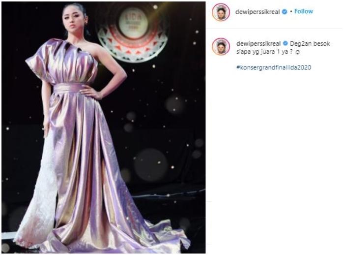 Dewi Perssik pamer pundak seksi. (Instagram/@dewiperssikreal)