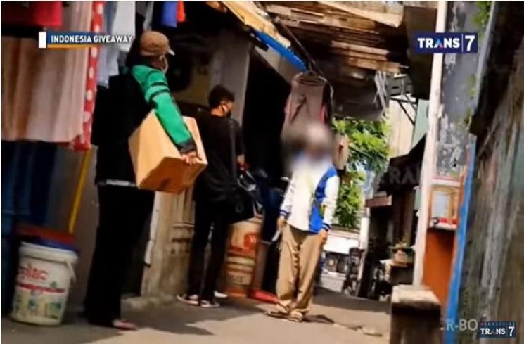 Tim Baim Wong nyaris dibacok orang dengan golok (Tangkapan layar YouTube channel Trans 7 Official)