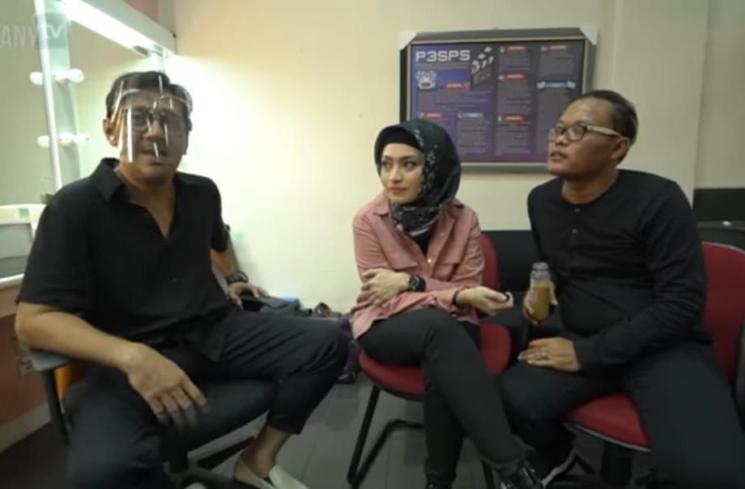 Sule lamar Nathalie Holscher di depan Andre Taulany (YouTube/Taulany TV)
