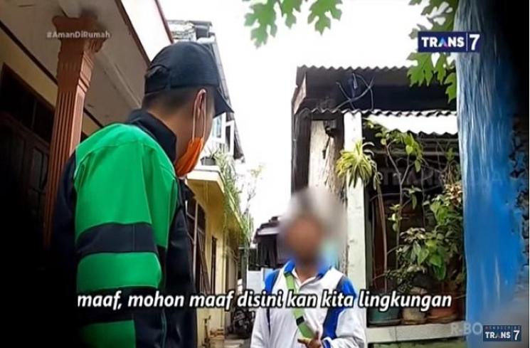 Tim Baim Wong nyaris dibacok orang dengan golok (Tangkapan layar YouTube channel Trans 7 Official)
