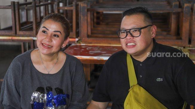 Reza Bukan dan istrinya, Serevina Silaen (MataMata.com/Alfian Winanto)