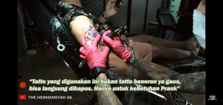 Aurel Hermansyah dan Azriel bikin tato (YouTube/The Hermansyah A6)