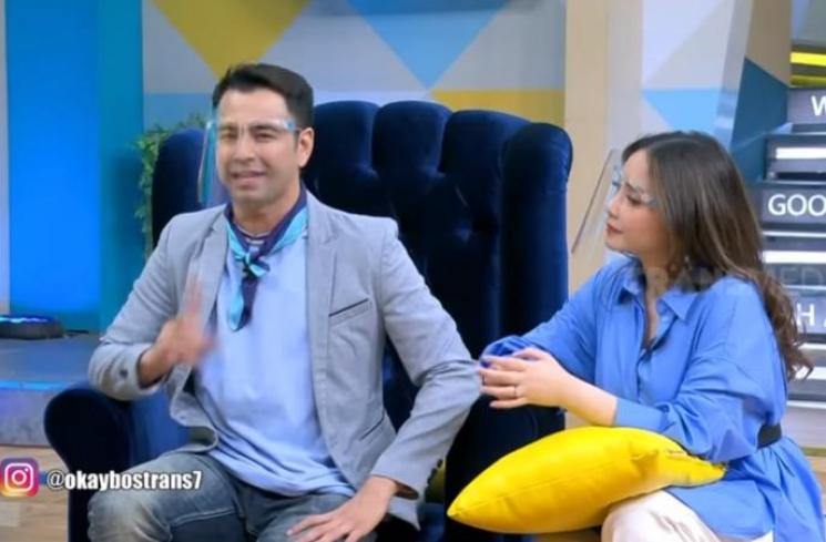 Raffi Ahmad saat wawancari Syekh ali Jaber (Youtube.com/TRANS7OFFICIAL)