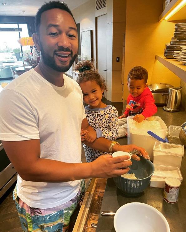 John Legend dan dua anaknya (Instagram/@chrissyteigen)