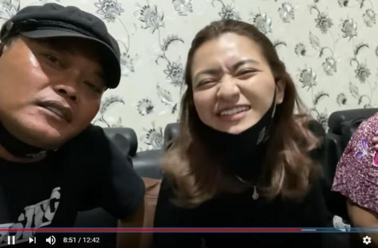 Nathalie Holsher saat ketemu dengan emak Sule (Youtube.com/SUNAHOFFICIAL)