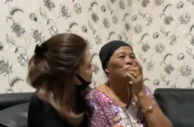 Nathalie Holsher saat ketemu dengan emak Sule (Youtube.com/SUNAHOFFICIAL)