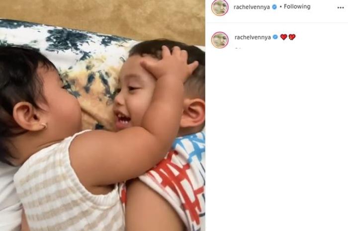 Xabiru momong adik. (Instagram/@rachelvennya)
