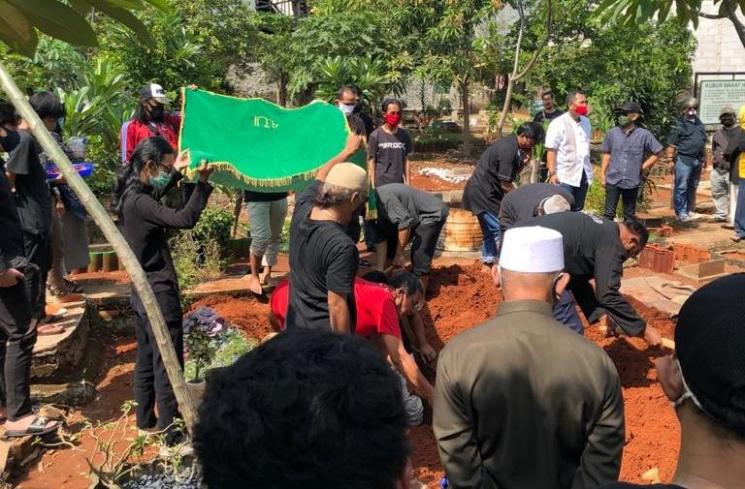 Proses pemakaman Budi Padukone PMR. (Matamata.com/Herwanto)