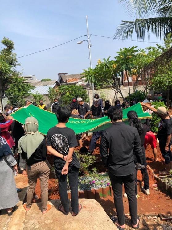 Proses pemakaman Budi Padukone PMR. (Matamata.com/Herwanto)