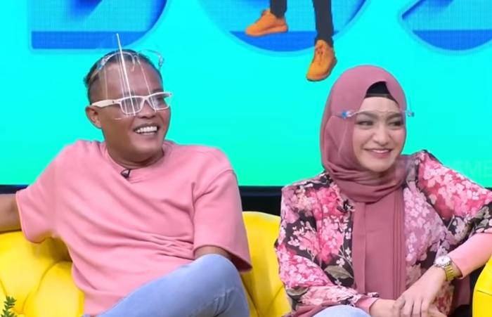 Putri Delina saat mengomentari hubungan ayahnya (Youtube.com/TRANS7OFFICIAL)