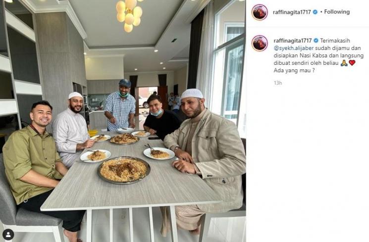 Raffi Ahmad berkunjung ke rumah Syekh Ali Jaber. (Instagram/@raffinagita1717)