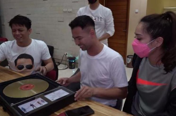 Raffi Ahmad dan Nagita Slavina sumbang buat musisi Indonesia. (Youtube/RANSEntertainment)