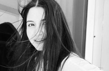 3 Potret Anushka Sharma Pamer Baby Bump, Kinclong Pakai Bikini