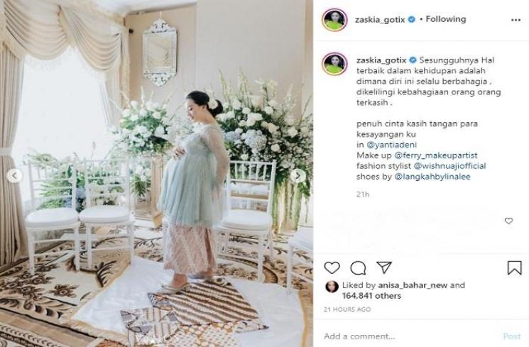 Momen siraman 7 bulanan Zaskia Gotik (Instagram @zaskia_gotix)