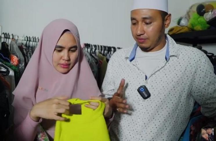 Kartika Putri tunjukkan baju seksinya dulu ke suami. (YouTube/Kartika Putri Official)