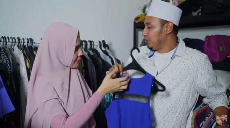 Kartika Putri tunjukkan baju seksinya dulu ke suami. (YouTube/Kartika Putri Official)