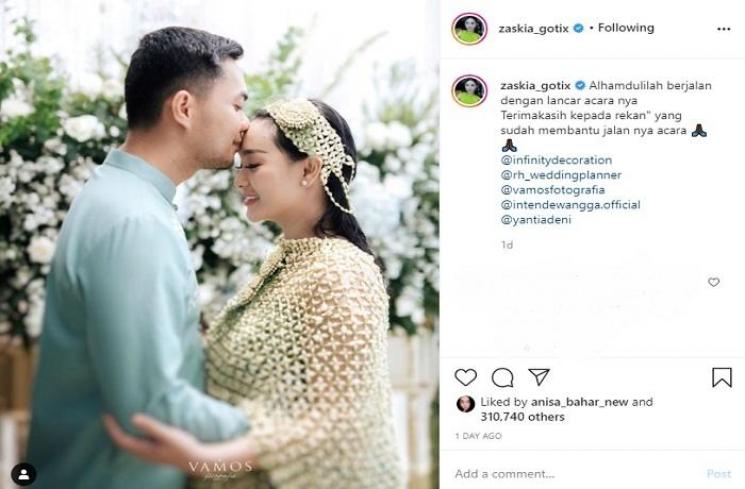 Momen siraman 7 bulanan Zaskia Gotik (Instagram @zaskia_gotix)