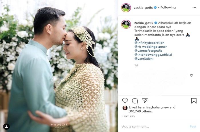 Momen siraman 7 bulanan Zaskia Gotik (Instagram @zaskia_gotix)