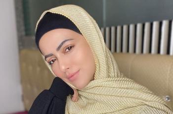 5 Gaya Hijab Sana Khan, Artis Bollywood Hijrah dan Tinggalkan Dunia Hiburan