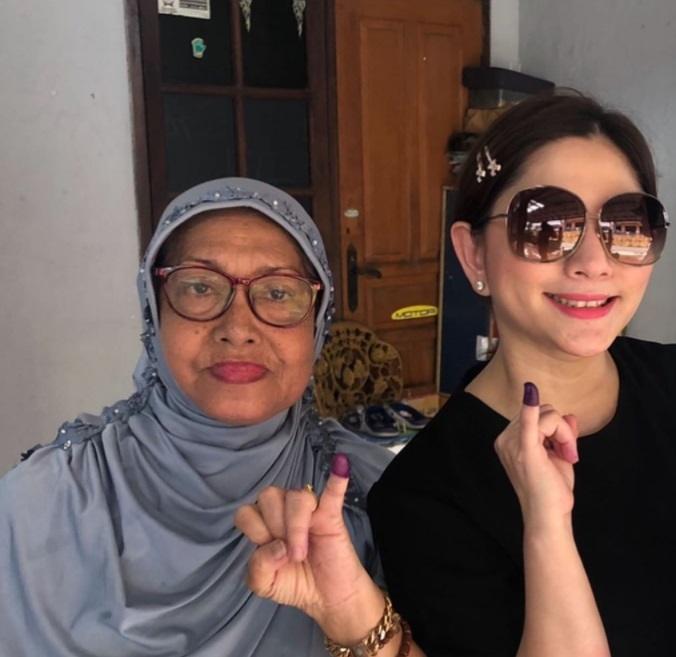 Cut Keke dan alamrhumah ibundanya. [Instagram @cutkeke_xavier]