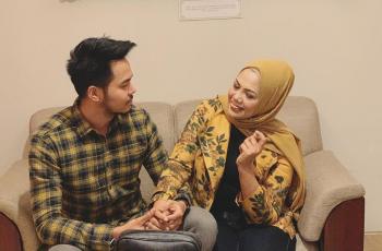 3 Potret Honeymoon Elly Sugigi dan Aher, Gelayut Mesra di Atas Ranjang