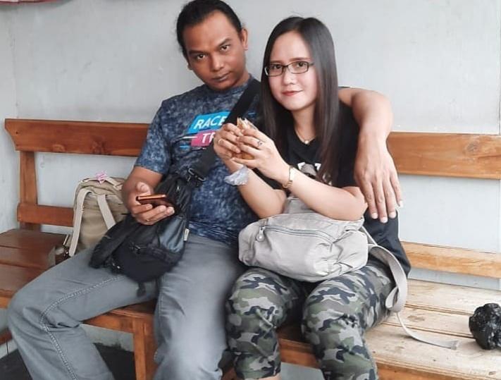 Pedangdut Eny Sagita (kanan). [Instagram @eny_sagithathementhul] 