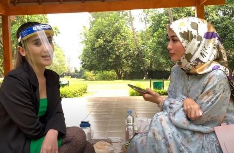 Revi Mariska tepis isu stress gara-gara ditinggal nikah Temmy Rahadi. (Youtube/ImelPC)