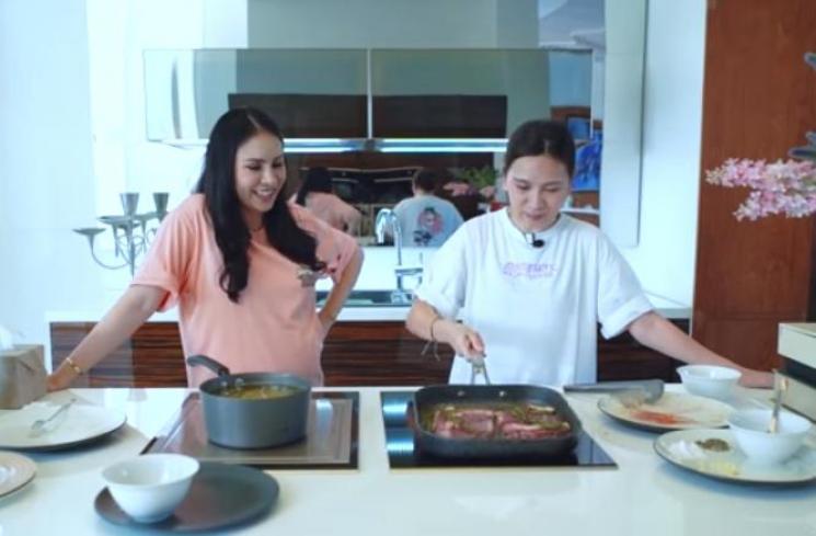 Momo kedatangan tamu Jennifer Arnelita (Youtube.com/MomoYoutubeChannel)