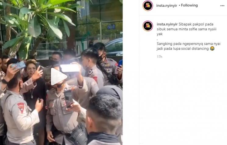 Nikita Mirzani Dikerubungi Segerombolan Polisi Minta Selfie. (Instagram)