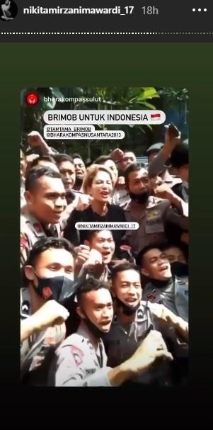 Nikita Mirzani Dikerubungi Segerombolan Polisi Minta Selfie. (Instagram)