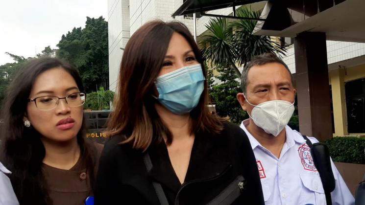 Istri Sajad Ukra, Medina Moesa (tengah) bersama tim kuasa hukumnya. (Matamata.com/Evi Ariska)