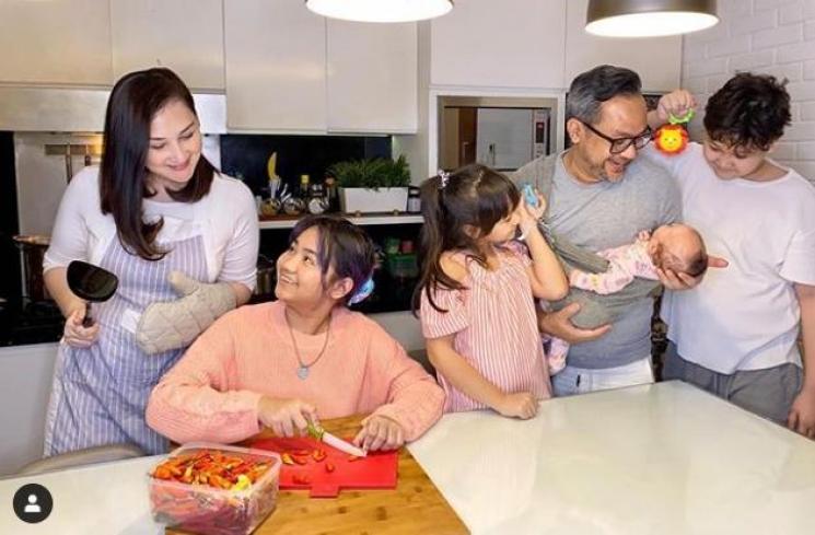 Momen harmonis keluarga Mona Ratuliu (Instagram.com/monaratuliu)