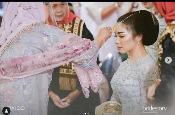 Malam Bainai Nikita Willy (Instagram.com/thebridestory)