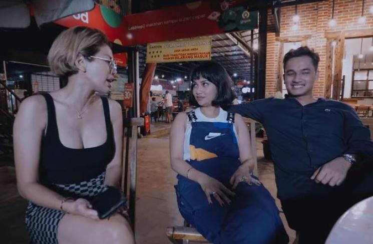 Vanessa Angel dan Bibi Ardiansyah. (Youtube/CrazyNikmirReal)