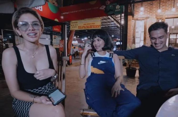 Vanessa Angel dan Bibi Ardiansyah. (Youtube/CrazyNikmirReal)