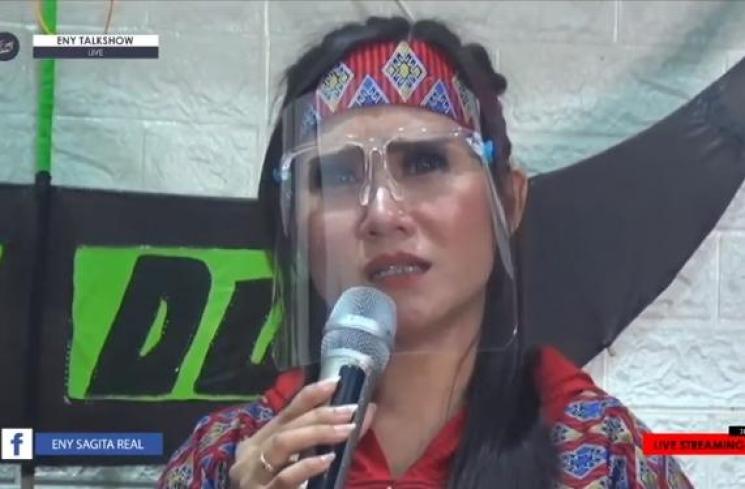Eny Sagita menangis saat ceritakan Nella Kharisma (Youtube.com/ENYSAGITATV)