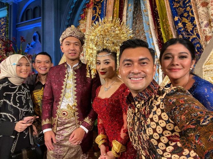 Rezky Aditya kondangan ke nikahan Nikita Willy. (Instagram/@anjasmara)