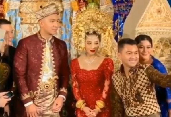 Anjasmara selfie bareng Nikita Willy dan Indra Priawan di atas pelaminan. [Instagram]